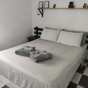 2 En Tercera Planta Sin Ascensor No Es Un Piso Entero! A Compartir Bano Y Cocina! Habitación en casa particular Fuengirola